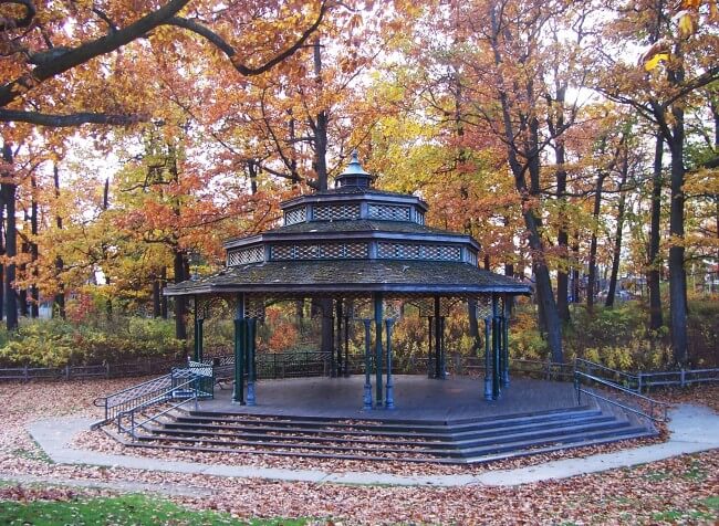 toronto engagement and wedding photography at Alexander Muir Memorial Gardens